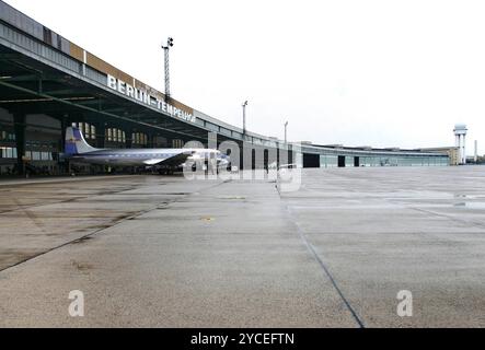 Flughafen Tempelhof Flugzeuge am Flughafen Tempelhof, 1 Tag vor der Schließung des Flugbetriebs, Berlin, 29.10.2008. Berlin Berlin Deutschland *** Tempelhof Airport avion à Tempelhof Airport, 1 jour avant la fermeture des vols, Berlin, 29 10 2008 Berlin Berlin Allemagne Banque D'Images