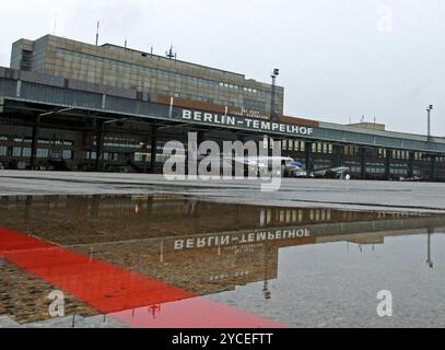 Flughafen Tempelhof Flugzeuge am Flughafen Tempelhof, 1 Tag vor der Schließung des Flugbetriebs, Berlin, 29.10.2008. Berlin Berlin Deutschland *** Tempelhof Airport avion à Tempelhof Airport, 1 jour avant la fermeture des vols, Berlin, 29 10 2008 Berlin Berlin Allemagne Banque D'Images