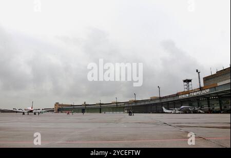 Flughafen Tempelhof Flugzeuge am Flughafen Tempelhof, 1 Tag vor der Schließung des Flugbetriebs, Berlin, 29.10.2008. Berlin Berlin Deutschland *** Tempelhof Airport avion à Tempelhof Airport, 1 jour avant la fermeture des vols, Berlin, 29 10 2008 Berlin Berlin Allemagne Banque D'Images