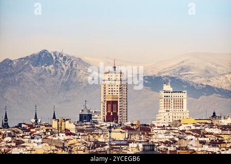 Madrid, Espagne, 8 janvier 2022 : paysage urbain panoramique de Madrid. Vue sur la chaîne de montagnes de Guadarrama, Europe Banque D'Images