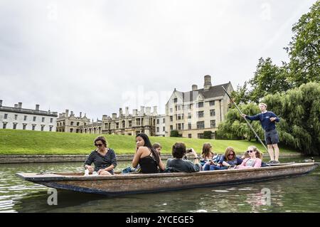 CAMBRIDGE, Royaume-Uni, 11 AOÛT 2015 : punting sur la rivière Cam. Certaines entreprises et étudiants embauchent des punts pour les visiteurs et les touristes. Cambridge est une université c Banque D'Images