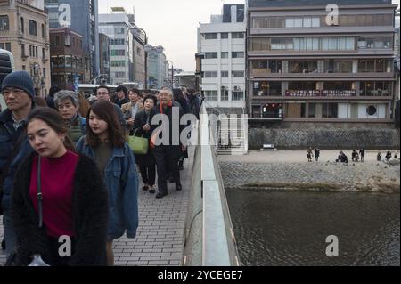 23.12.2017, Kyoto, Japon, Asie, piétons traversant le pont Shijo au-dessus de la rivière Kamo dans le centre de Kyoto, Asie Banque D'Images