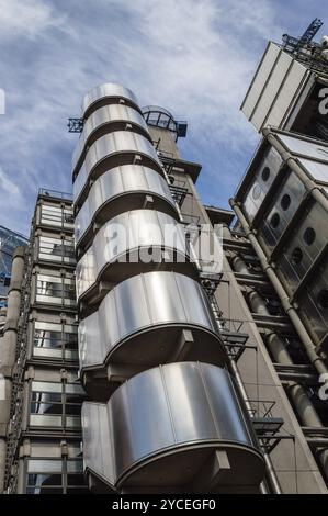 LONDRES, Royaume-Uni, 21 AOÛT 2015 : vue en angle bas des escaliers des bâtiments Lloyd, siège de l'institution d'assurance Lloyd de Londres. Comme le Centre Pompidou au P Banque D'Images