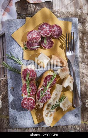 Présentation de la focaccia typique et du salami toscan Banque D'Images