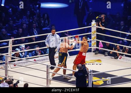 28-11-2015 Dusseldorf Allemagne. Tyson Fury et Wladimir Klitschko au centre du ring de boxe, attaque de Tyson Fury Banque D'Images