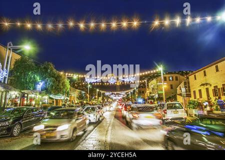 12-26-2014 Haïfa, Israël. Rue Sderot Ben Gurion avec décoration de Noël. : Trafic dans la nuit à Haïfa Banque D'Images