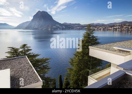 Parc fantastique sur la côte avec épicéa géant et cèdre et immeubles d'appartements (avec des galets blancs) sur le toit sur la côte. Mont San Salva Banque D'Images