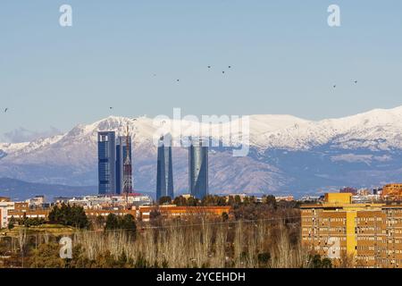 Madrid, Espagne, 12 janvier 2022 : vue imprenable sur la capitale espagnole avec les gratte-ciel Cuatro Torres, comprenant Torre Espacio, Torre de Crista Banque D'Images