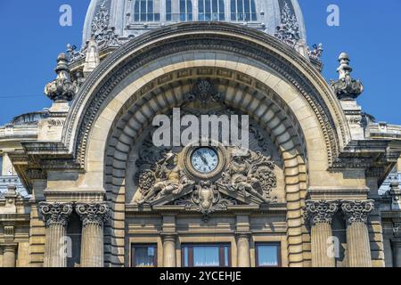 Palais du bâtiment des dépôts et des consignations à Bucarest, Roumanie. CEC Palace sur une journée d'été ensoleillée avec un ciel bleu à Bucarest, Roumanie, Europe Banque D'Images