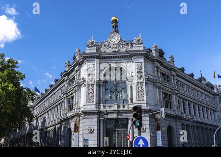 Madrid, Espagne, 19 mai 2024 : bâtiment de la Banque d'Espagne. Feu vert au premier plan, Europe Banque D'Images