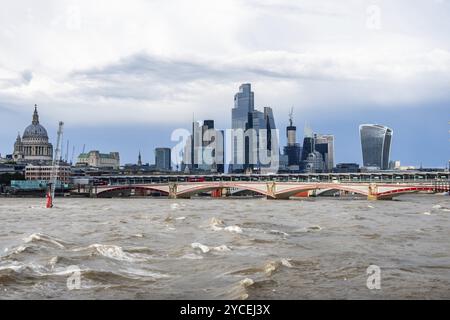 Inondations dévastatrices hypothétiques dues à la montée du niveau de la mer due aux crises mondiales du changement climatique dans la Tamise à Londres. Réchauffement climatique Banque D'Images