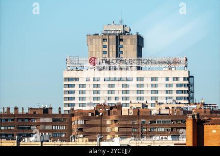 Madrid, Espagne, 31 décembre 2021 : NH Collection Hôtel et paysage urbain de Madrid contre ciel bleu, Europe Banque D'Images