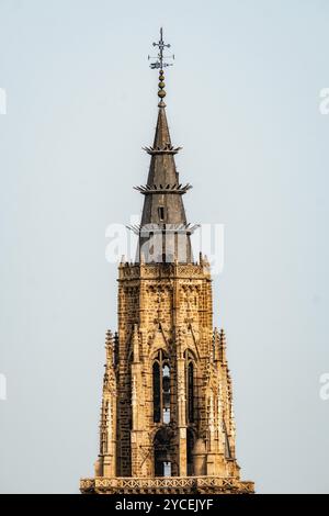 Vue téléobjectif de la cathédrale de Tolède. Détail de la tour. La Cathédrale primatiale de Sainte Marie de Tolède est une église catholique romaine à Tol Banque D'Images