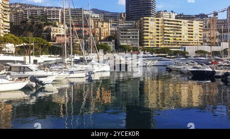 Vue matinale impressionnante sur les bateaux et yachts (voiliers|) dans le port Hercule et les bâtiments de Monaco et Monte Carlo dans la bonne direction avec le célèbre bâtiment de c Banque D'Images