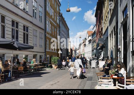 Copenhague, Danemark, 11 août 2016. Rue Stroget. Rue commerciale avec café trottoir dans le centre historique de Copenhague une journée ensoleillée de summ Banque D'Images