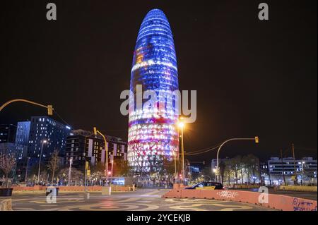 Barcelone, Espagne, 7 avril 2023 : Torre Agbar, Tour d'affaires la nuit à Barcelone, Espagne., Europe Banque D'Images