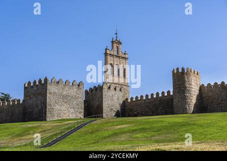 Les murs romains d'Avila une journée d'été ensoleillée. Espagne Banque D'Images