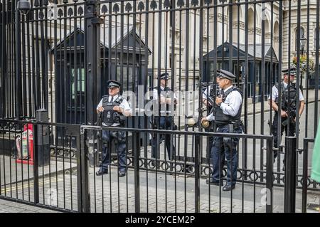 Londres, Royaume-Uni, 18 août 2015 : des policiers protègent la porte de Downing Street à Londres, la résidence du premier ministre Banque D'Images