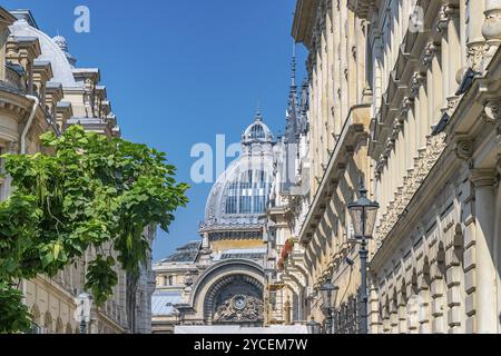 Palais du bâtiment des dépôts et des consignations à Bucarest, Roumanie. CEC Palace sur une journée d'été ensoleillée avec un ciel bleu à Bucarest, Roumanie, Europe Banque D'Images