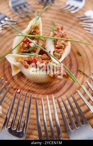 Présentation première assiette de coquilles de pâtes avec sauce à la viande et tomate Banque D'Images