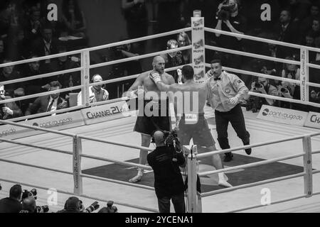 28-11-2015 Dusseldorf Allemagne. Klischko a frappé après l'ordre Stop et Fury dit quelque chose d'une manière menaçante. Tony Weeks essaie d'arrêter Klitschko Banque D'Images