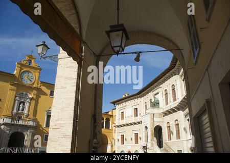 Ancienne ville de Fermo dans la place principale des Marches en Italie Banque D'Images
