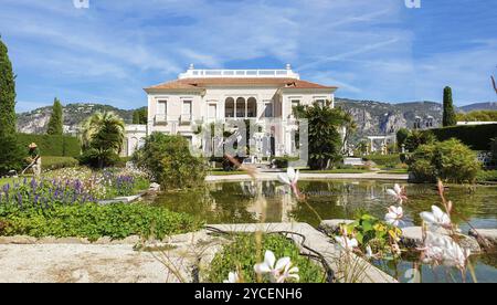 09-05-2022 Saint-Jean-Cap-Ferrat, France Villa Ephrussi de Rothschild sur Saint-Jean-Cap-Ferrat et jardinier en jardin à la française et touristes en fantastique Banque D'Images