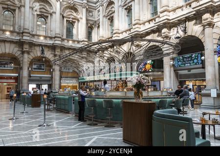 Londres, Royaume-Uni, 25 août 2023 : la cour du Royal Exchange, un bâtiment commercial historique Banque D'Images