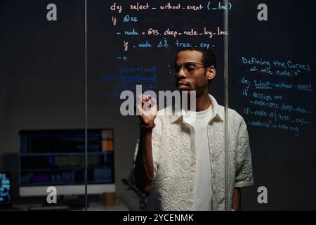 Révision du code complexe sur un écran transparent Banque D'Images
