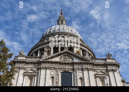 Vue à faible angle du Dôme de la cathédrale St Paul de Londres Banque D'Images