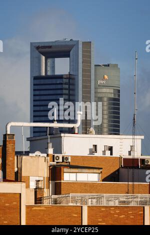 Madrid, Espagne, 10 mars 2023 : horizon de Madrid. Paysage urbain du quartier financier de Cuatro Torres et des bâtiments résidentiels en briques en premier plan, Europe Banque D'Images