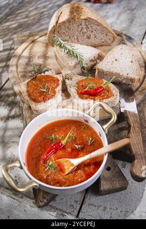 Pain bruschetta à la tomate et la sauce chili et intégral Banque D'Images