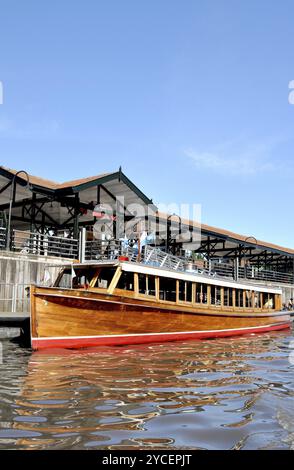 TIGRE, BUENOS AIRES, ARGENTINE, NOVEMBRE 2016 : gros plan d'un vieux bateau à moteur typique de bateau-taxi en bois dans le port de la station balnéaire populaire El Tig Banque D'Images