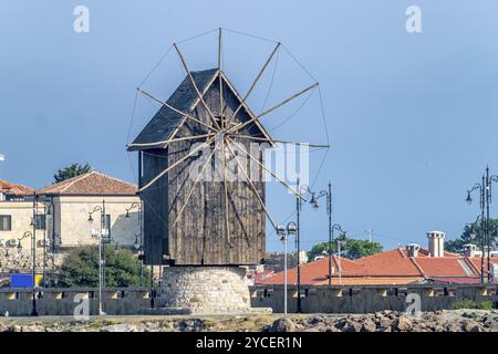 Le moulin à vent en bois sur l'isthme Nessebar ancienne ville, l'une des principales stations balnéaires sur la côte bulgare de la mer Noire. Nessebar OU DES NATIONS UNIES est un Nesebr Banque D'Images