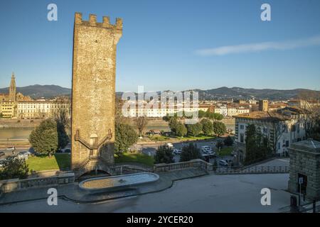 Porta San Niccolo (petite fontaine et piscine) et la rivière Arno à Florence et bâtiments, architecture de la Grande ville médiévale, vacances de Noël Banque D'Images