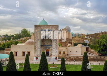 Fantastique complexe mémorial architectural Shakhi-Zinda, un complexe musulman (mosquées) dans l'ancienne Samarcande (capitale d'Amir Temur, Tamerlan) Banque D'Images