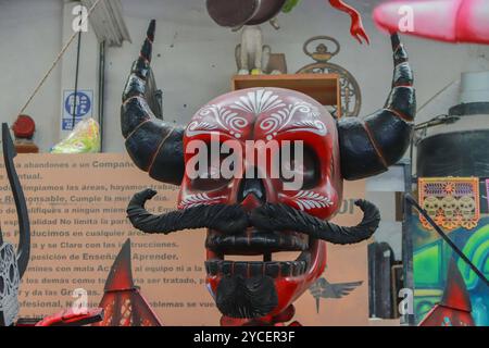 El Volador fabrication crânes pour Day of Dead Parade Une pièce en fibres de verre et en résine pour flotteurs allégoriques qui sera utilisée dans le cadre du Mega Day of the Dead Parade est vue à l'usine d'artisanat El Volador, est l'un des ateliers en charge de la fabrication des flotteurs, costumes et la marionnette ajolote monumentale qui dirigera la prochaine parade Dia de Muertos à Mexico. Le 22 octobre 2024 à Mexico, Mexique. Mexico CDMX Mexique Copyright : xCarlosxSantiagox Banque D'Images