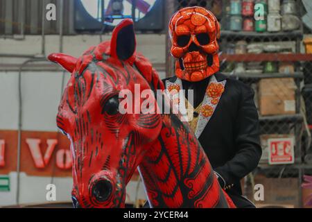 El Volador fabrication crânes pour Day of Dead Parade Une pièce en fibres de verre et en résine pour flotteurs allégoriques qui sera utilisée dans le cadre du Mega Day of the Dead Parade est vue à l'usine d'artisanat El Volador, est l'un des ateliers en charge de la fabrication des flotteurs, costumes et la marionnette ajolote monumentale qui dirigera la prochaine parade Dia de Muertos à Mexico. Le 22 octobre 2024 à Mexico, Mexique. Mexico CDMX Mexique Copyright : xCarlosxSantiagox Banque D'Images