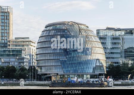 LONDRES, Royaume-Uni, 21 AOÛT 2015 : horizon londonien avec la Tamise et l'hôtel de ville conçu par l'architecte Norman Foster Banque D'Images