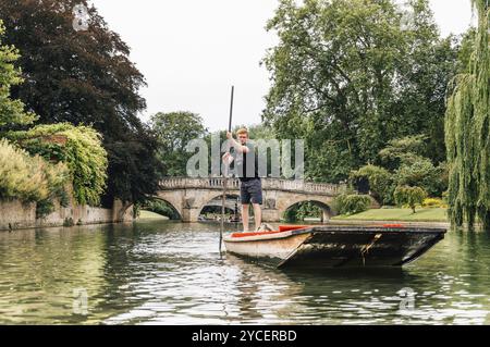 CAMBRIDGE, Royaume-Uni, 11 AOÛT 2015 : punting sur la rivière Cam. Certaines entreprises et étudiants embauchent des punts pour les visiteurs et les touristes. Cambridge est une université c Banque D'Images