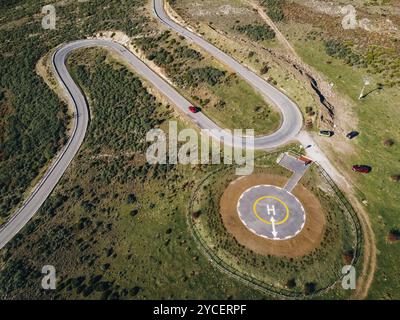 Vue aérienne de la route sinueuse. Magnifique scène matinale de la chaussée asphaltée. Héliport pour hélicoptères d'urgence. Vue aérienne de l'héliport pour l'héliport d'urgence Banque D'Images