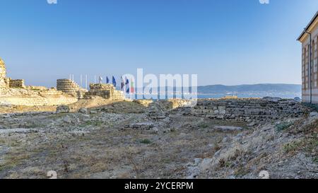 D'anciennes ruines à l'entrée de l'ancienne ville de Nessebar, l'une des principales stations balnéaires sur la côte bulgare de la mer Noire. Nessebar, Nesebr DES NATIONS UNIES est un Banque D'Images