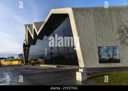 Glasgow, Royaume-Uni, 6 décembre 2023 : Riverside Museum par Zaha Hadid Architect dans la région de Yorkhill à Glasgow, en Écosse. Musée des Transports Banque D'Images