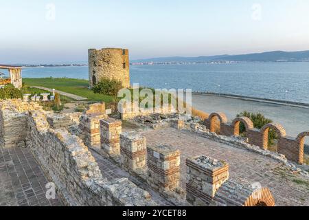 Basilique de la Sainte Mère de Dieu Eleusa et la tour au lever du soleil à Nessebar ancienne ville. Nessebar, Nesebr est un UNESCO World Heritage Site. La ruine Banque D'Images