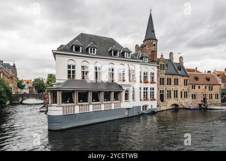 Bruges, Belgique, 29 juillet 2016 : scène canal dans la ville de Bruges. Le centre-ville historique est classé au patrimoine mondial de l'UNESCO. Il est connu pour son pi Banque D'Images