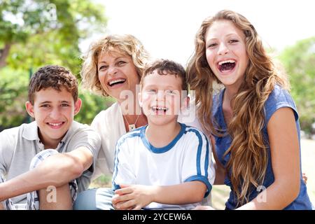 Mère grandi avec la fille et le fils dans le parc de sourire et s'amuser Banque D'Images
