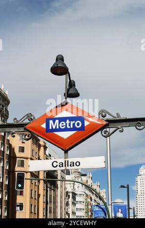 Madrid, Espagne, 18 septembre 2016 : panneau du métro de Madrid à l'entrée de la station Callao, rue Gran via à Madrid. Vue en angle bas, composition verticale Banque D'Images