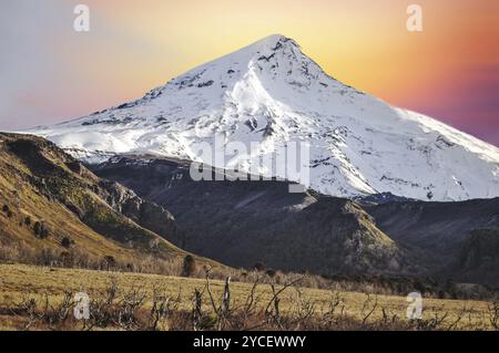 Le volcan Lanin est un stratovolcan en forme de cône recouvert de glace à la frontière de l'Argentine et du Chili. Il fait partie de deux parcs nationaux : Lanin en Argentine Banque D'Images