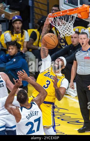 Los Angeles, États-Unis. 22 octobre 2024. Anthony Davis des Los Angeles Lakers (top) dunks lors du match de saison régulière NBA 2024-2025 entre les Los Angeles Lakers et les Minnesota Timberwolves à Los Angeles, États-Unis, 22 octobre 2024. Crédit : Ringo Chiu/Xinhua/Alamy Live News Banque D'Images