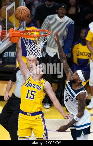 Los Angeles, États-Unis. 22 octobre 2024. Austin Reaves (l) des Los Angeles Lakers va au panier lors du match de saison régulière NBA 2024-2025 entre les Los Angeles Lakers et les Minnesota Timberwolves à Los Angeles, États-Unis, 22 octobre 2024. Crédit : Ringo Chiu/Xinhua/Alamy Live News Banque D'Images